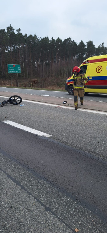Potrącenie rowerzysty na DK74 w gminie Radoszyce [zdjęcia]