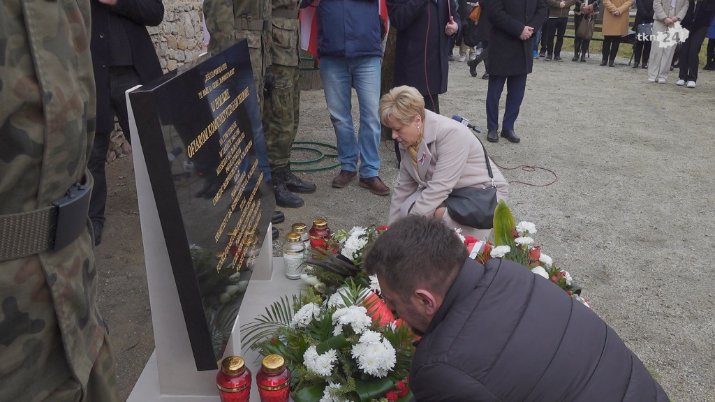 W hołdzie ofiarom komunistycznego terroru. Nową tablicą upamiętnili Żołnierzy Wyklętych [wideo, zdjęcia]