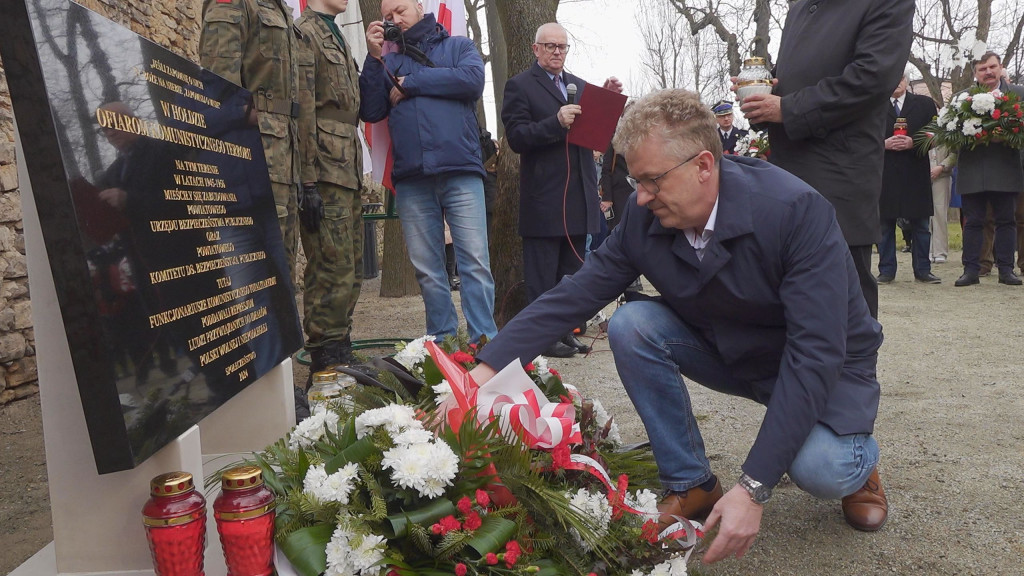 W hołdzie ofiarom komunistycznego terroru. Nową tablicą upamiętnili Żołnierzy Wyklętych [wideo, zdjęcia]