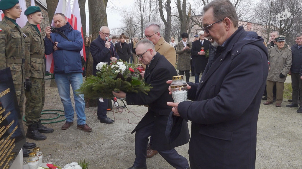 W hołdzie ofiarom komunistycznego terroru. Nową tablicą upamiętnili Żołnierzy Wyklętych [wideo, zdjęcia]