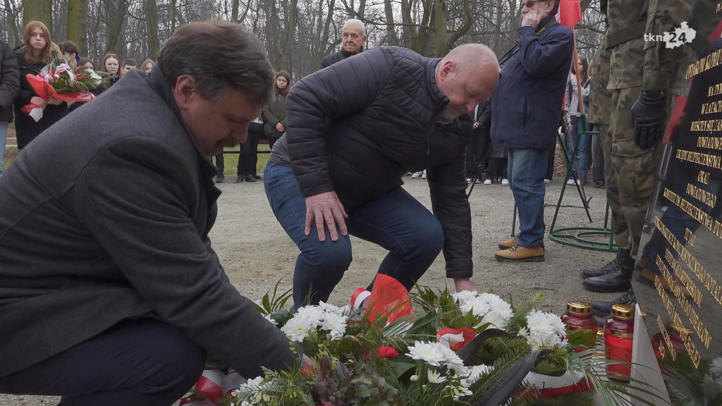 W hołdzie ofiarom komunistycznego terroru. Nową tablicą upamiętnili Żołnierzy Wyklętych [wideo, zdjęcia]
