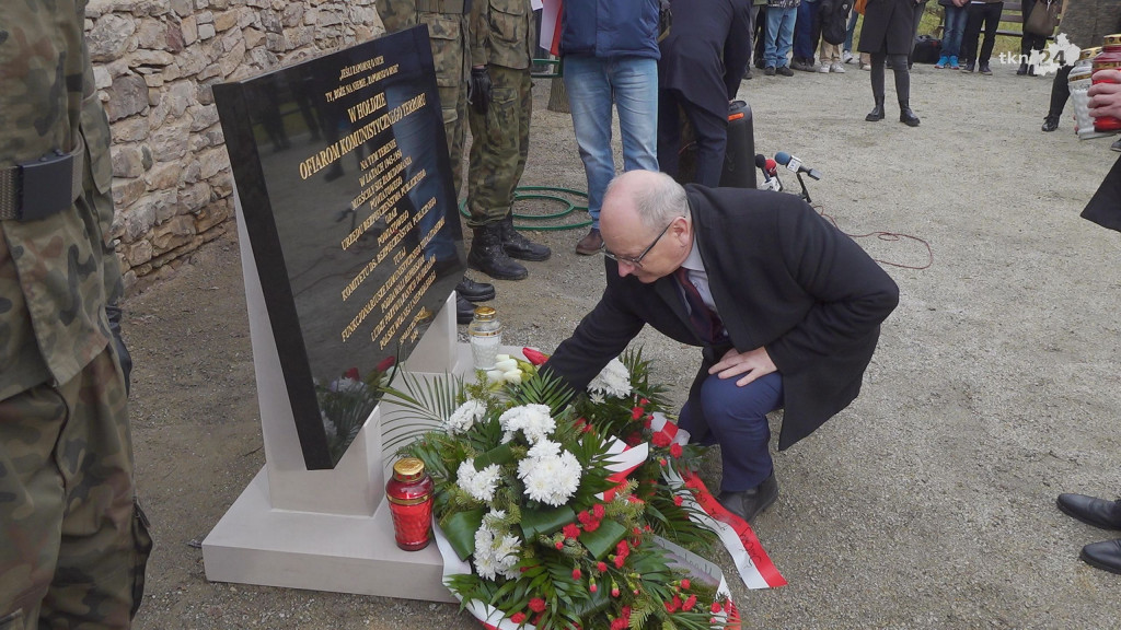 W hołdzie ofiarom komunistycznego terroru. Nową tablicą upamiętnili Żołnierzy Wyklętych [wideo, zdjęcia]