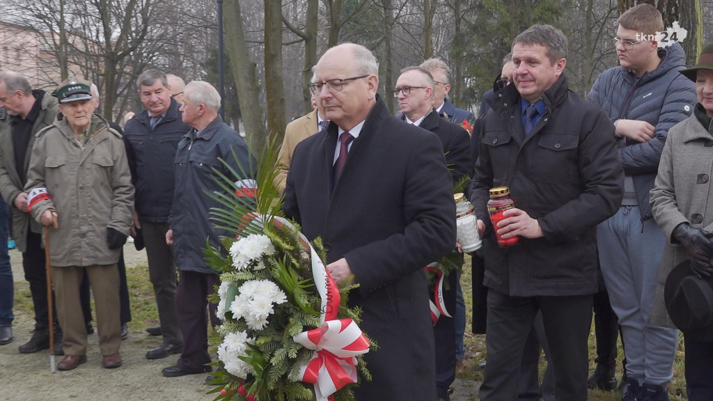 W hołdzie ofiarom komunistycznego terroru. Nową tablicą upamiętnili Żołnierzy Wyklętych [wideo, zdjęcia]