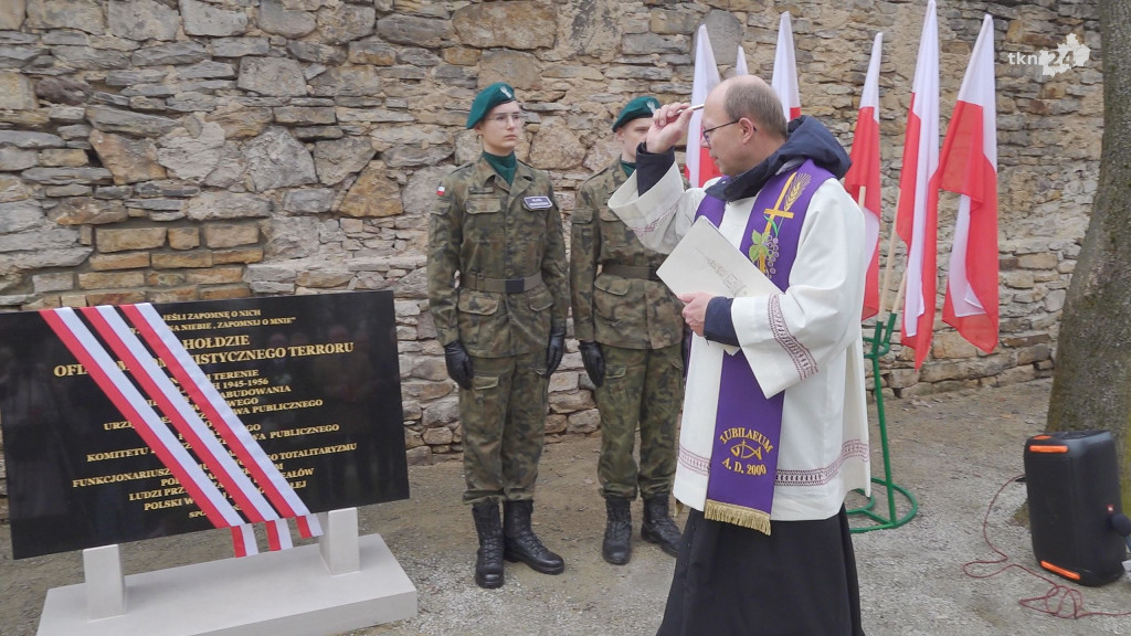 W hołdzie ofiarom komunistycznego terroru. Nową tablicą upamiętnili Żołnierzy Wyklętych [wideo, zdjęcia]