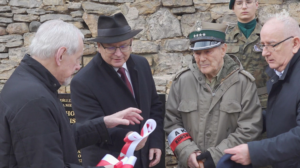 W hołdzie ofiarom komunistycznego terroru. Nową tablicą upamiętnili Żołnierzy Wyklętych [wideo, zdjęcia]
