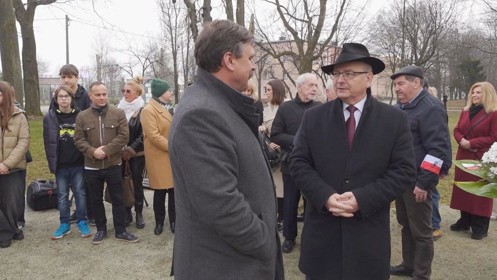 W hołdzie ofiarom komunistycznego terroru. Nową tablicą upamiętnili Żołnierzy Wyklętych [wideo, zdjęcia]