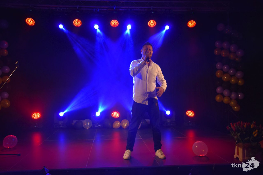 Dzień Kobiet 2024 w Gowarczowie. Wystąpił Bartek Wrona [wideo, zdjęcia]