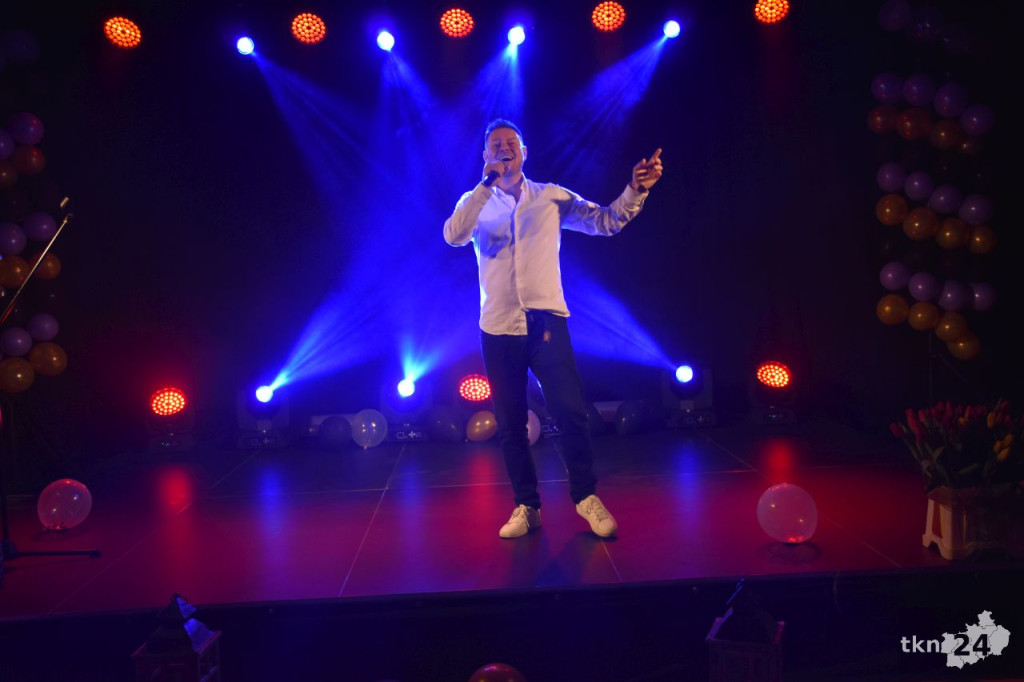Dzień Kobiet 2024 w Gowarczowie. Wystąpił Bartek Wrona [wideo, zdjęcia]