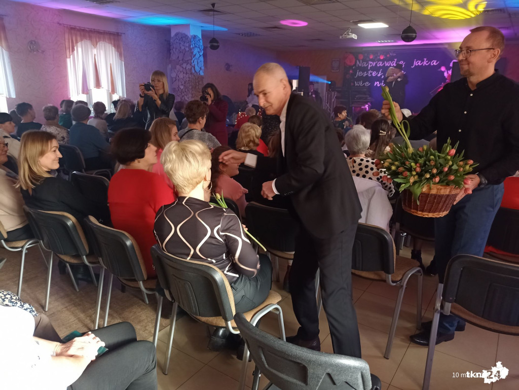 Naprawdę jaka jesteś, nie wie nikt! Artystyczne wydarzenie na Dzień Kobiet w Radoszycach [wideo, zdjęcia]