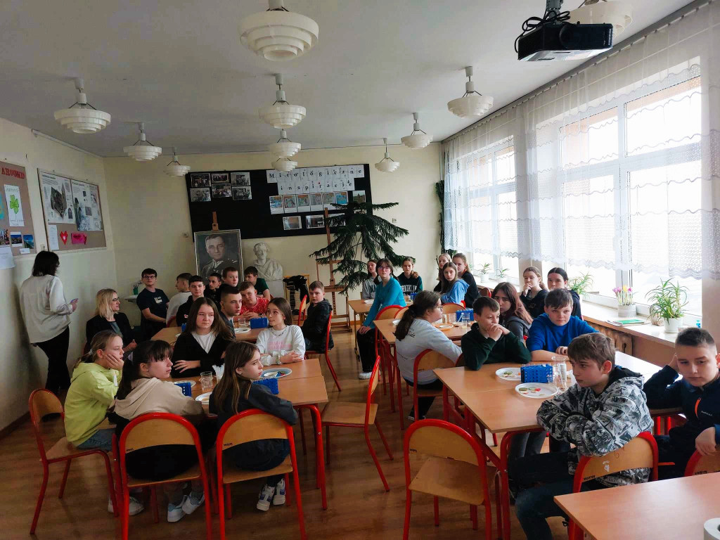 Spotkanie z dietetykiem w Szkole Podstawowej w Kłucku [zdjęcia]