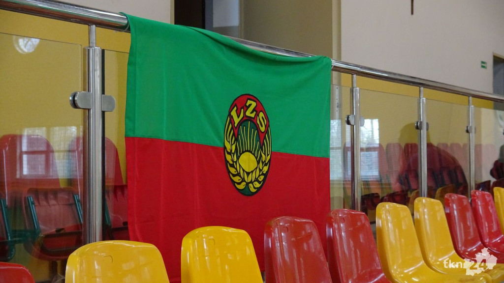 Siatkarski dzień kobiet z docenieniem wieloletniego działacza w Fałkowie [wideo, zdjęcia]