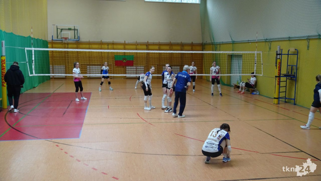 Siatkarski dzień kobiet z docenieniem wieloletniego działacza w Fałkowie [wideo, zdjęcia]