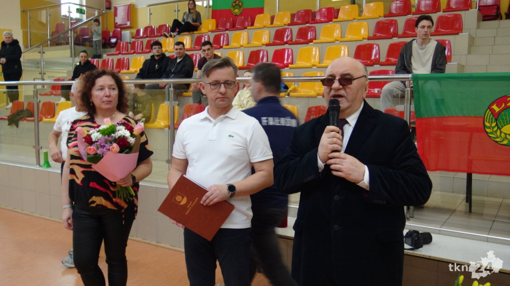 Siatkarski dzień kobiet z docenieniem wieloletniego działacza w Fałkowie [wideo, zdjęcia]