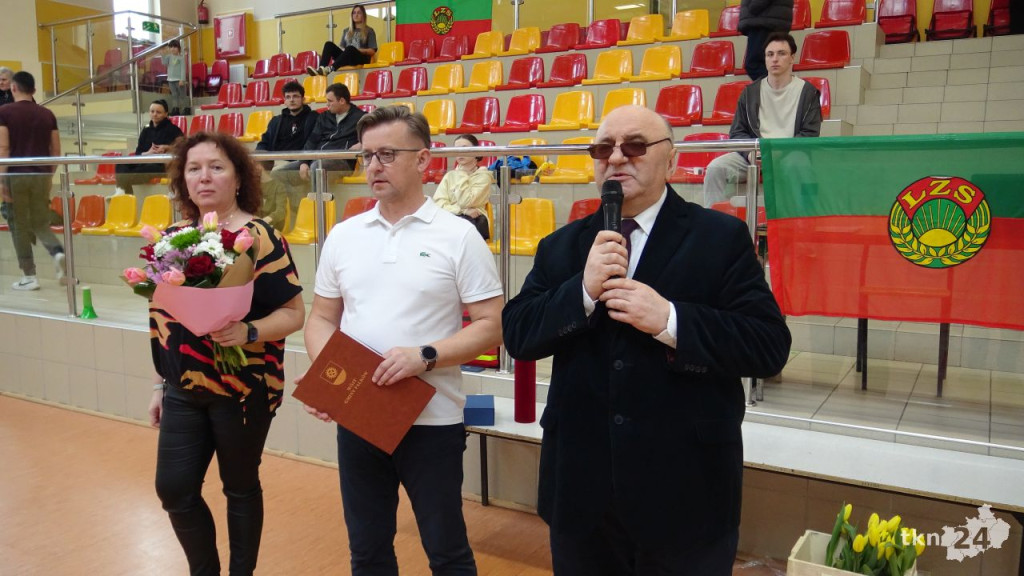 Siatkarski dzień kobiet z docenieniem wieloletniego działacza w Fałkowie [wideo, zdjęcia]