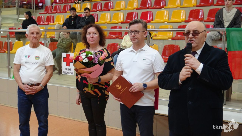 Siatkarski dzień kobiet z docenieniem wieloletniego działacza w Fałkowie [wideo, zdjęcia]