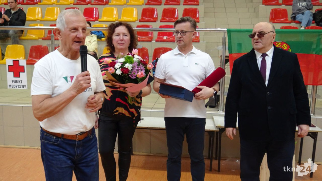 Siatkarski dzień kobiet z docenieniem wieloletniego działacza w Fałkowie [wideo, zdjęcia]