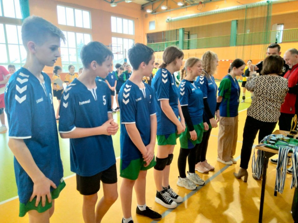 Uczniowie rywalizowali w V edycji `Międzyszkolnego Festiwalu Siatkówki` w Radoszycach [zdjęcia]