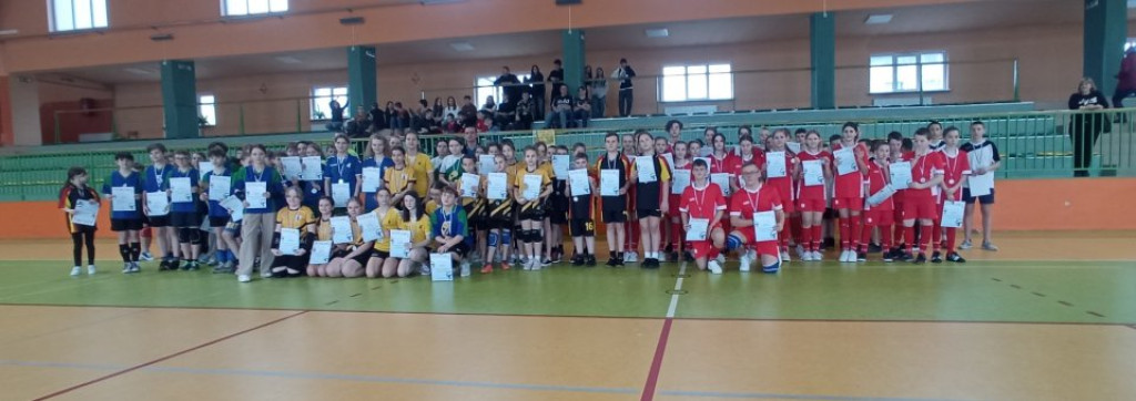 Uczniowie rywalizowali w V edycji `Międzyszkolnego Festiwalu Siatkówki` w Radoszycach [zdjęcia]