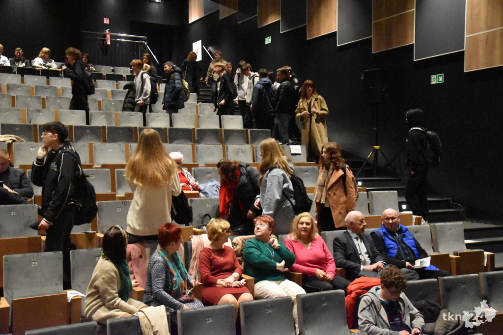 Koneccy licealiści wystawili sztukę teatralną w sali widowiskowej KCK [wideo, zdjęcia]