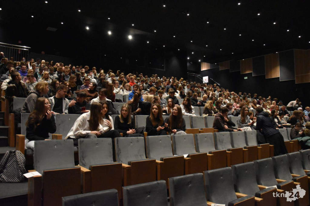 Koneccy licealiści wystawili sztukę teatralną w sali widowiskowej KCK [wideo, zdjęcia]