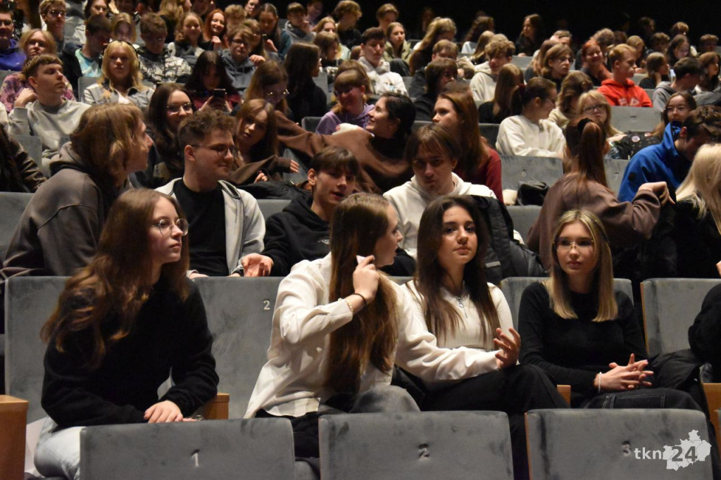 Koneccy licealiści wystawili sztukę teatralną w sali widowiskowej KCK [wideo, zdjęcia]