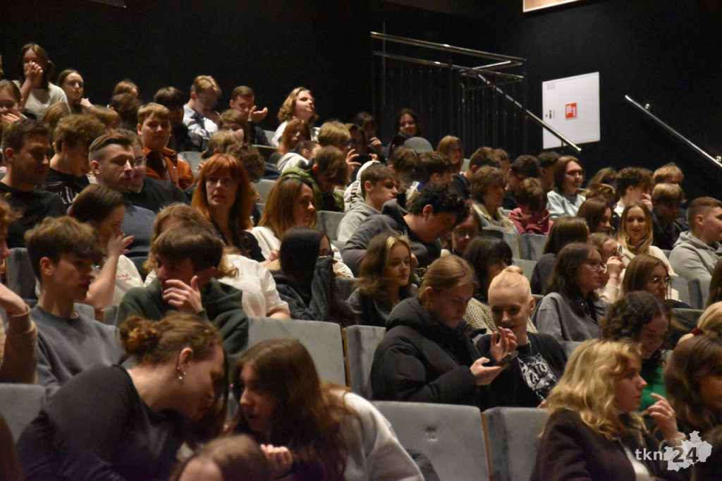 Koneccy licealiści wystawili sztukę teatralną w sali widowiskowej KCK [wideo, zdjęcia]