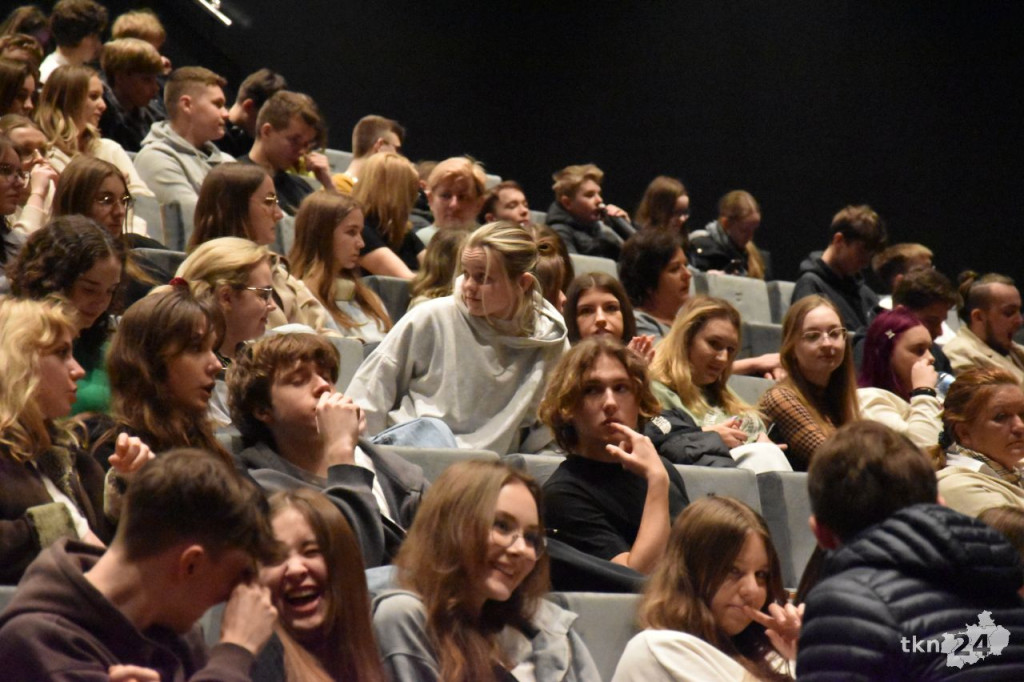 Koneccy licealiści wystawili sztukę teatralną w sali widowiskowej KCK [wideo, zdjęcia]