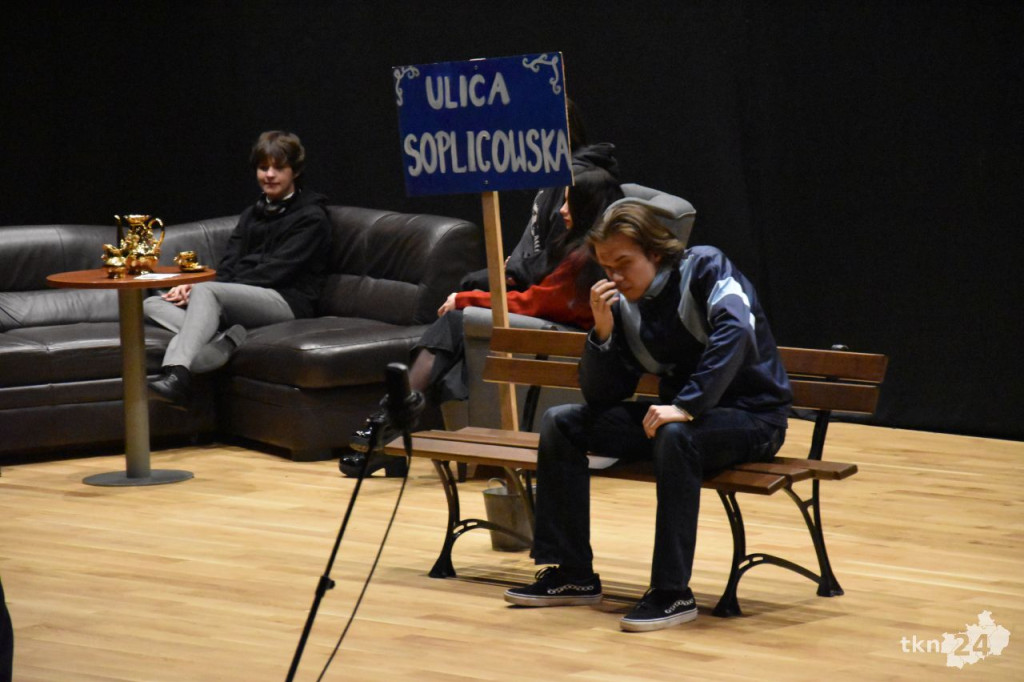 Koneccy licealiści wystawili sztukę teatralną w sali widowiskowej KCK [wideo, zdjęcia]