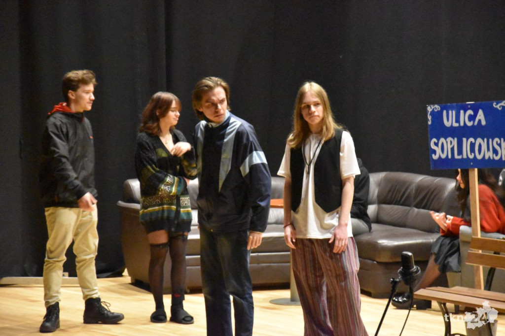 Koneccy licealiści wystawili sztukę teatralną w sali widowiskowej KCK [wideo, zdjęcia]