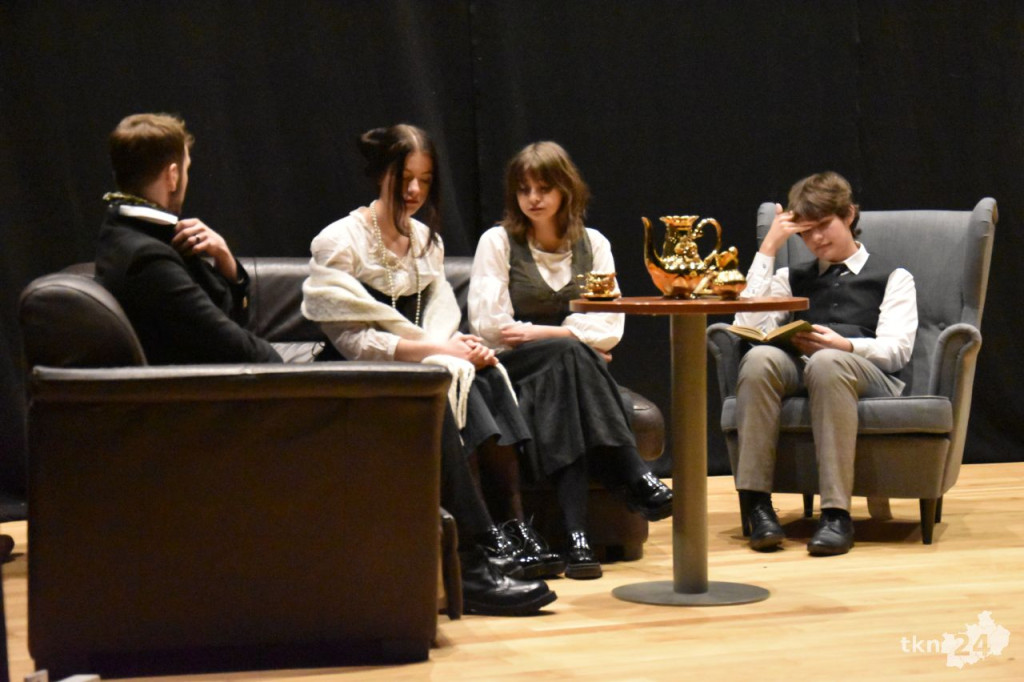 Koneccy licealiści wystawili sztukę teatralną w sali widowiskowej KCK [wideo, zdjęcia]