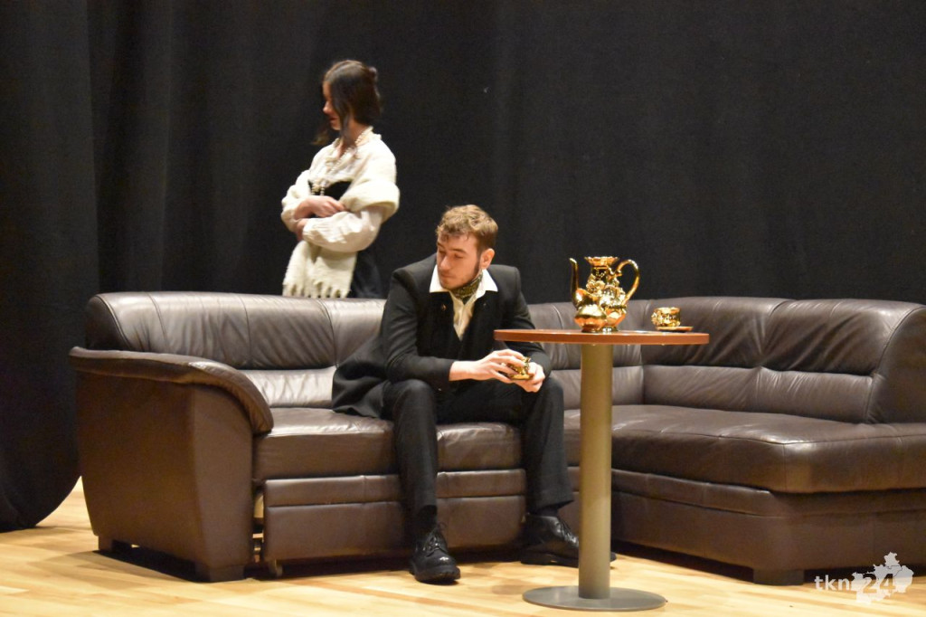 Koneccy licealiści wystawili sztukę teatralną w sali widowiskowej KCK [wideo, zdjęcia]
