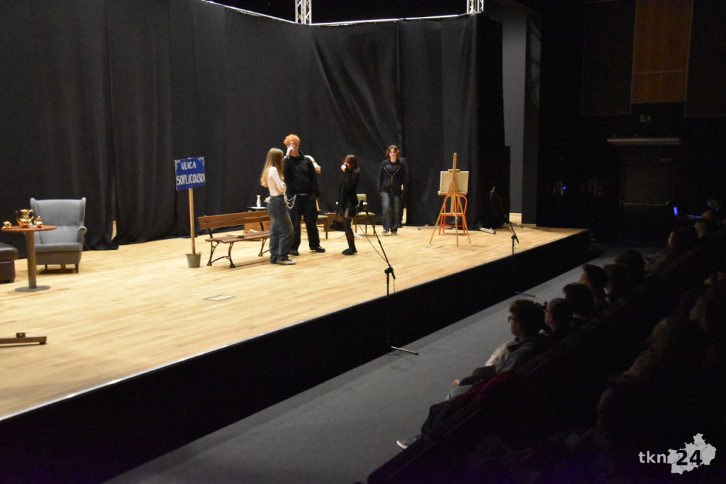 Koneccy licealiści wystawili sztukę teatralną w sali widowiskowej KCK [wideo, zdjęcia]
