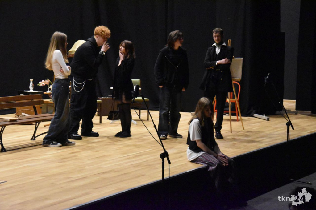 Koneccy licealiści wystawili sztukę teatralną w sali widowiskowej KCK [wideo, zdjęcia]