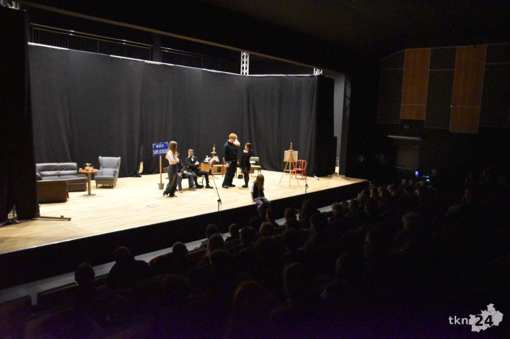 Koneccy licealiści wystawili sztukę teatralną w sali widowiskowej KCK [wideo, zdjęcia]