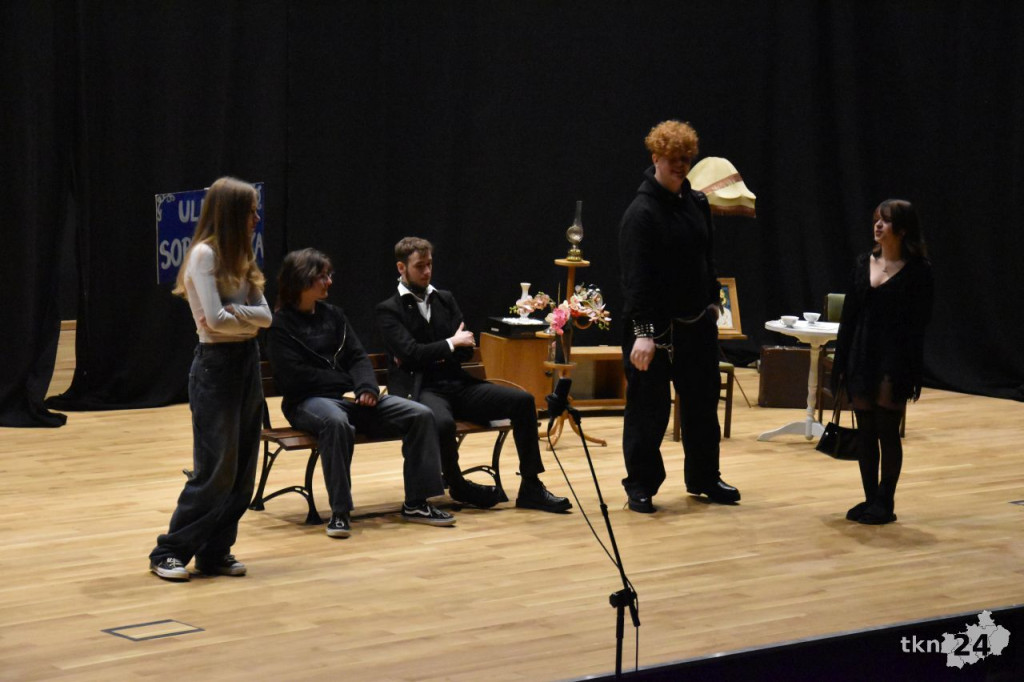 Koneccy licealiści wystawili sztukę teatralną w sali widowiskowej KCK [wideo, zdjęcia]