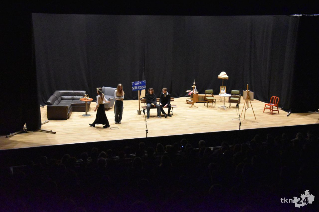 Koneccy licealiści wystawili sztukę teatralną w sali widowiskowej KCK [wideo, zdjęcia]
