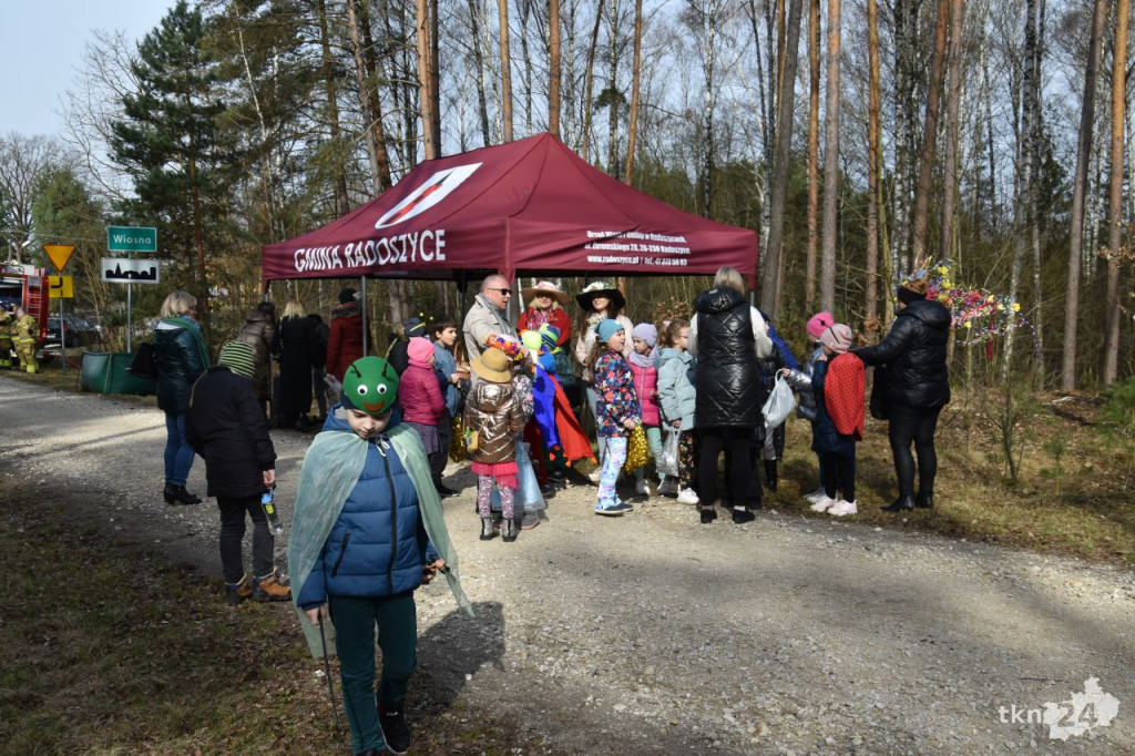 Dzieciaki przywitały pierwszy dzień wiosny w Wiośnie [wideo, zdjęcia]