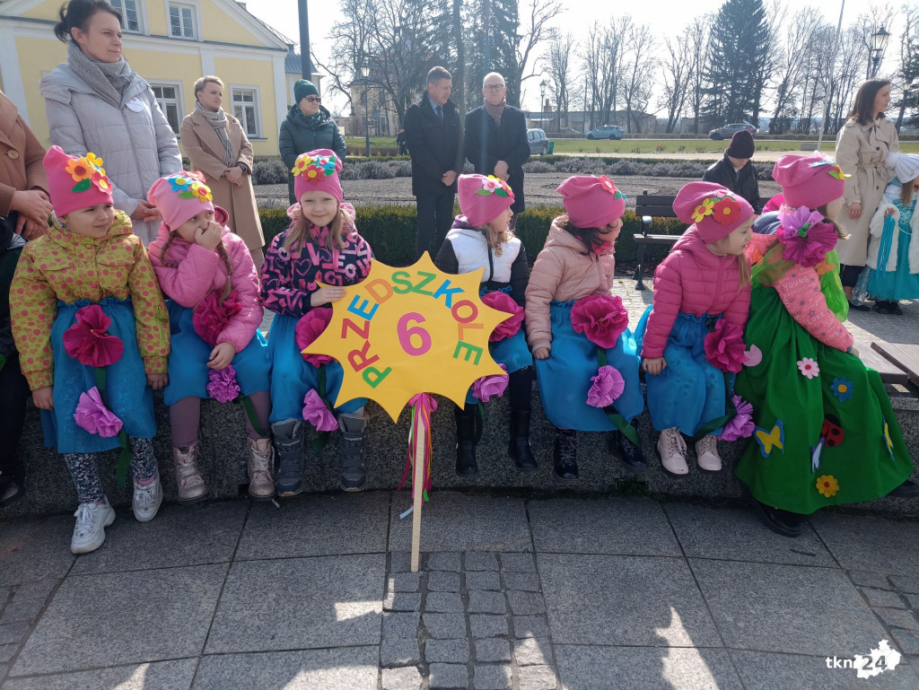 Radosne powitanie wiosny w Końskich [wideo, zdjęcia]