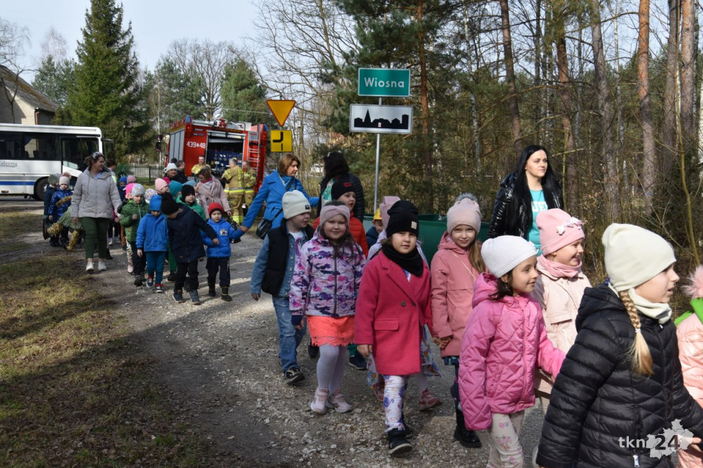 Dzieciaki przywitały pierwszy dzień wiosny w Wiośnie [wideo, zdjęcia]
