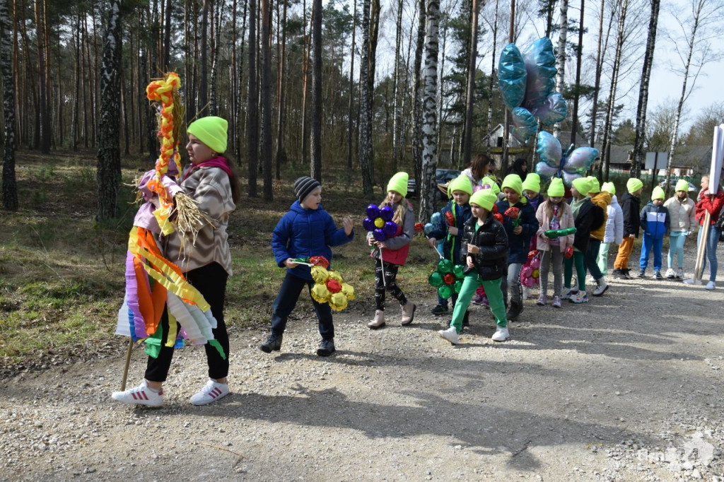 Dzieciaki przywitały pierwszy dzień wiosny w Wiośnie [wideo, zdjęcia]