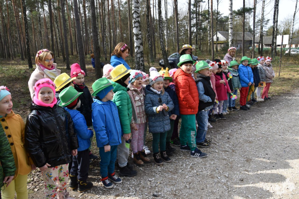 Dzieciaki przywitały pierwszy dzień wiosny w Wiośnie [wideo, zdjęcia]