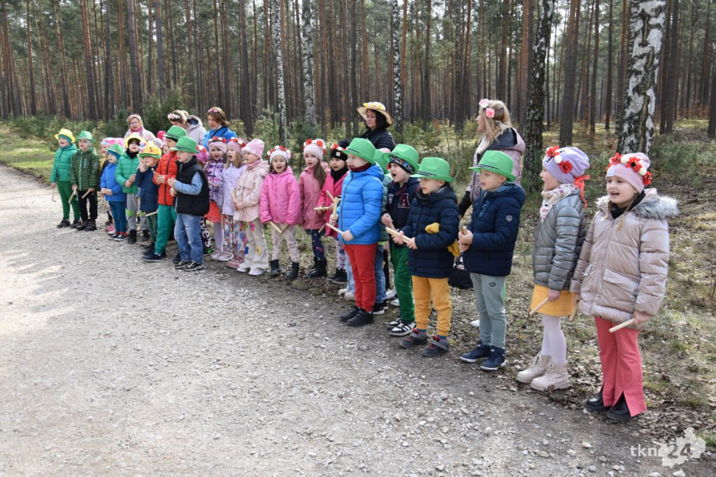 Dzieciaki przywitały pierwszy dzień wiosny w Wiośnie [wideo, zdjęcia]