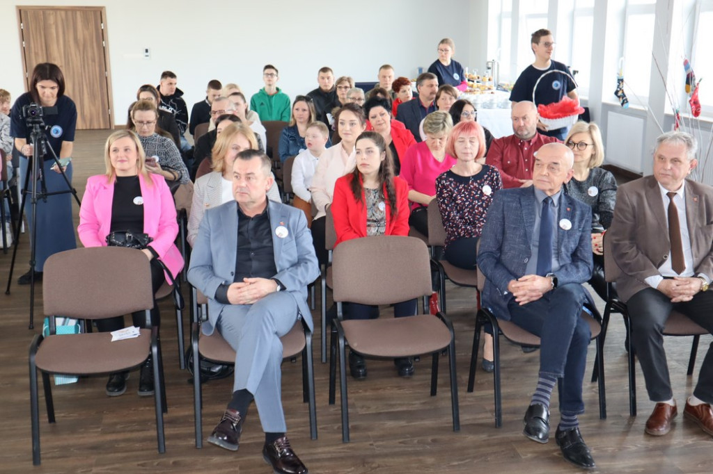 Lekcja tolerancji i integracja w starostwie powiatowym w Końskich [zdjęcia]