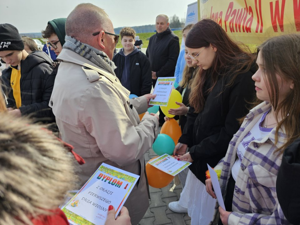 Akcja ekologiczna `Jedno dziecko jedno drzewo` w Radoszycach [wideo, zdjęcia]