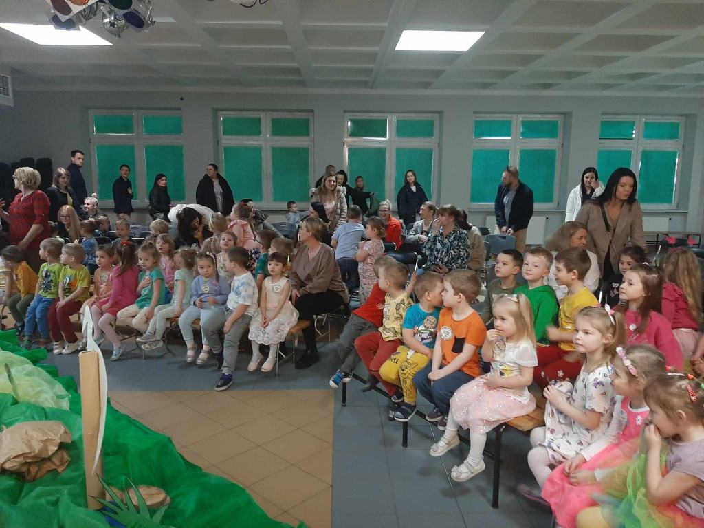 Nauczyciele wystąpili dla dzieci w Stadnickiej Woli [wideo, zdjęcia]
