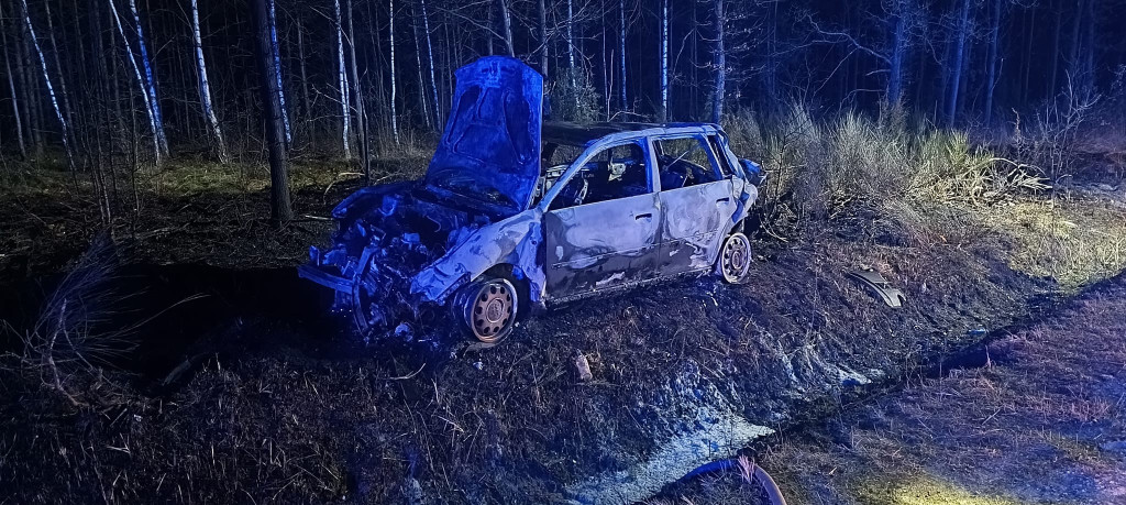 Pijany doprowadził do wypadku. Auto stanęło w płomieniach [zdjęcia]