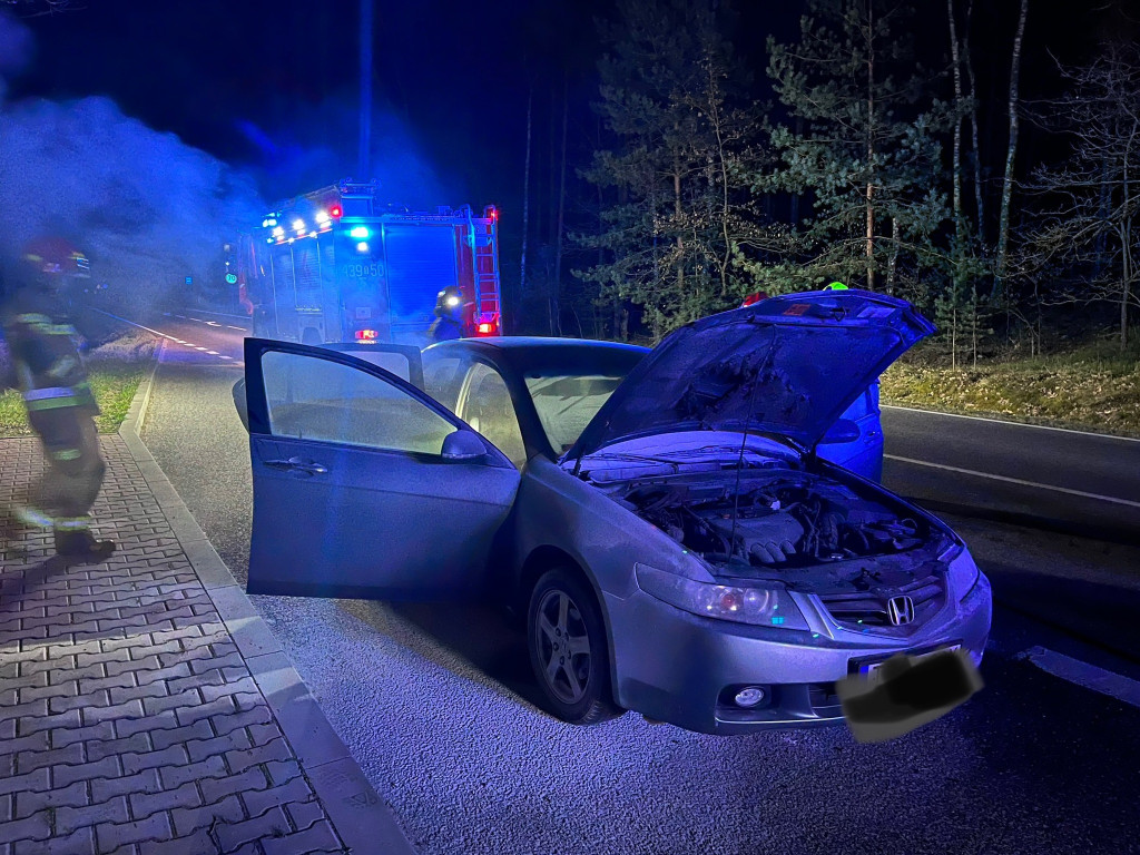 Pożar auta na drodze krajowej 42 [zdjęcia]