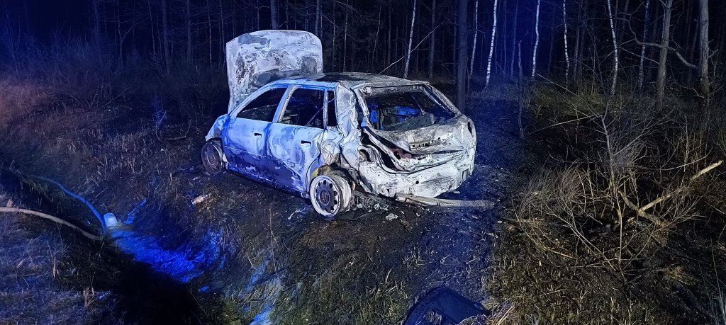Pijany doprowadził do wypadku. Auto stanęło w płomieniach [zdjęcia]