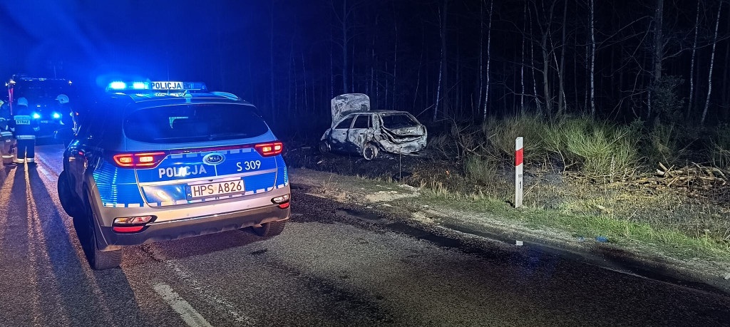 Pijany doprowadził do wypadku. Auto stanęło w płomieniach [zdjęcia]