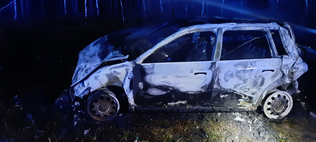 Pijany doprowadził do wypadku. Auto stanęło w płomieniach [zdjęcia]